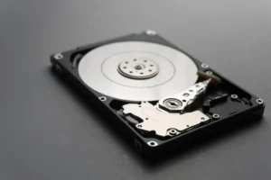 Disco rígido e IA - Imagem: Reprodução.